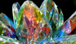 Hangi kristal yere düşünce parçalanmaz?