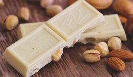 Beyaz Çikolata Yemeklerde Nasıl Kullanılır? Kalorisi ve Faydaları