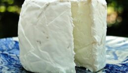 Keçi Peyniri Hangi Yemeklerde Kullanılır? Kalorisi, Faydaları ve Zararları