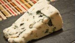 Rokfor Peyniri Hangi Tür Yemeklerde Kullanılır? Kalorisi ve Faydaları